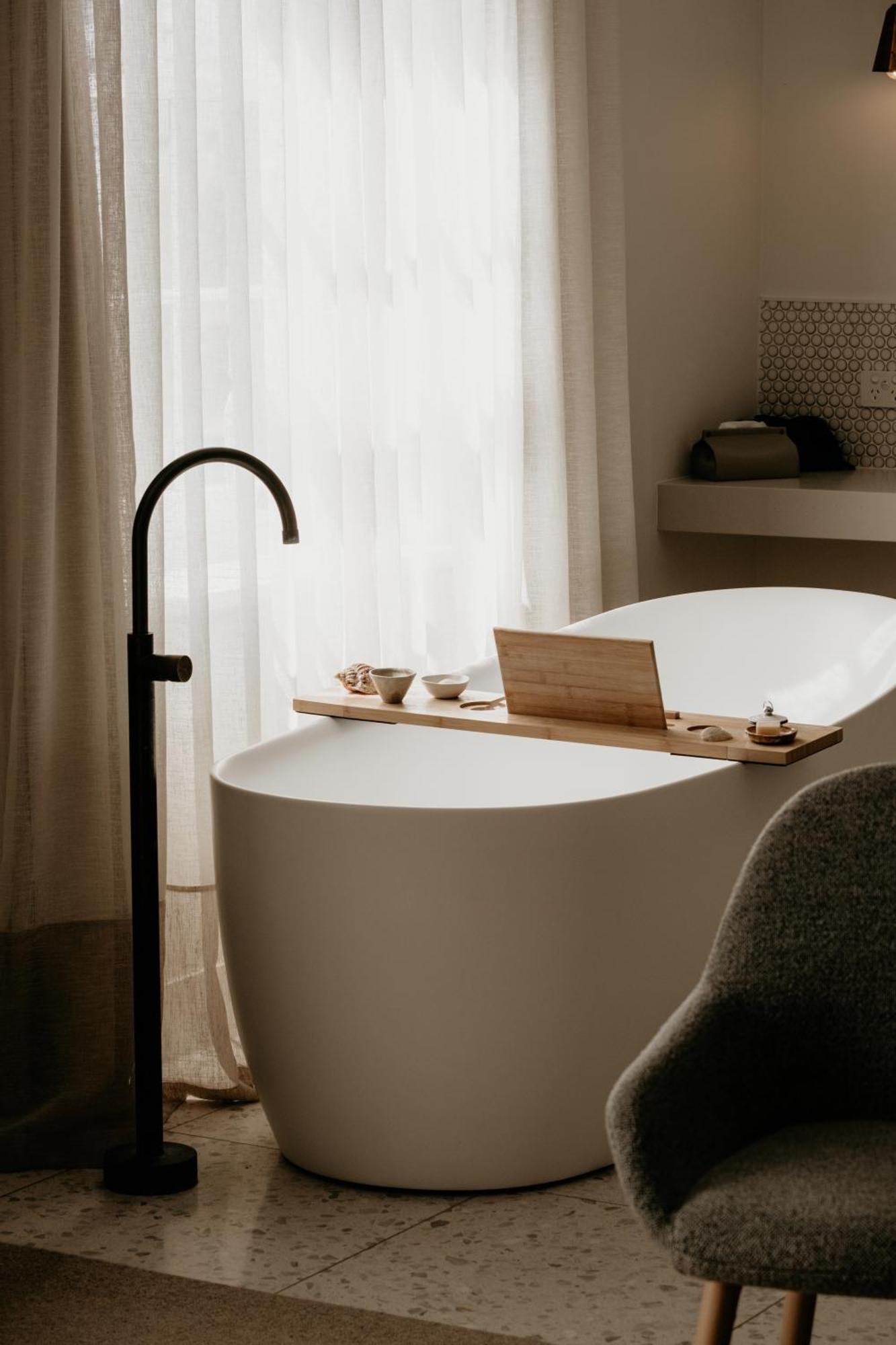 The Oak & Anchor Hotel Port Fairy Exterior foto A freestanding bathtub