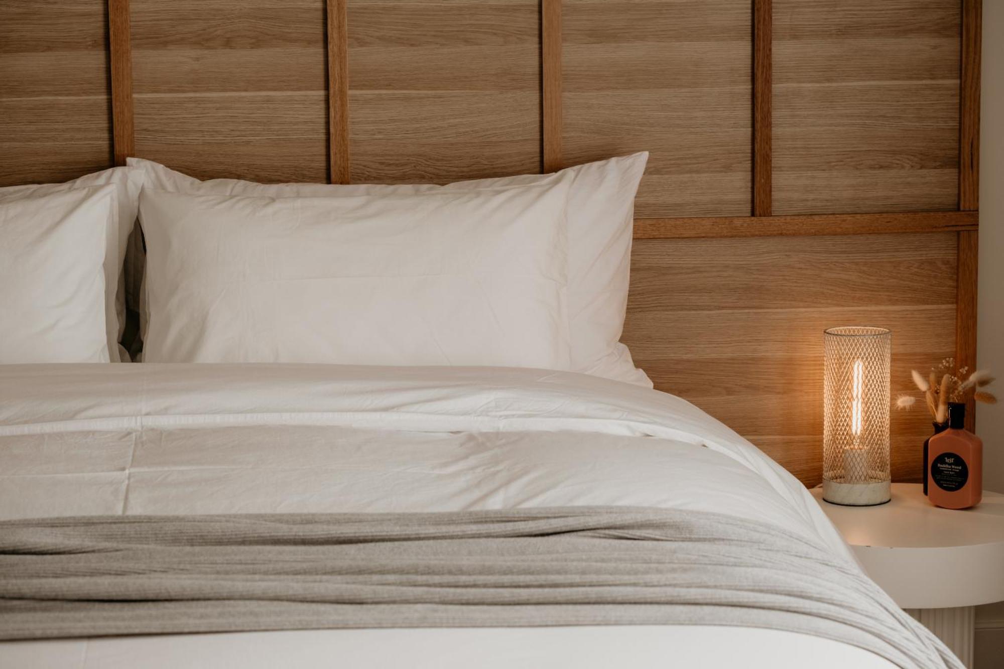 The Oak & Anchor Hotel Port Fairy Exterior foto A bed with a duvet