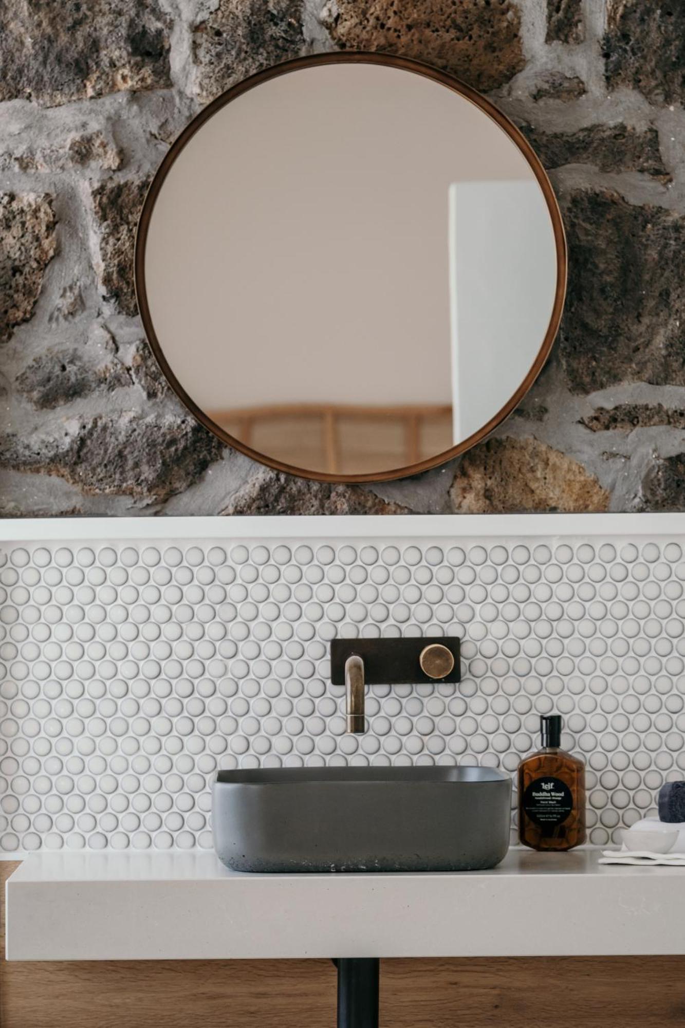 The Oak & Anchor Hotel Port Fairy Exterior foto A bathroom with penny round tiles