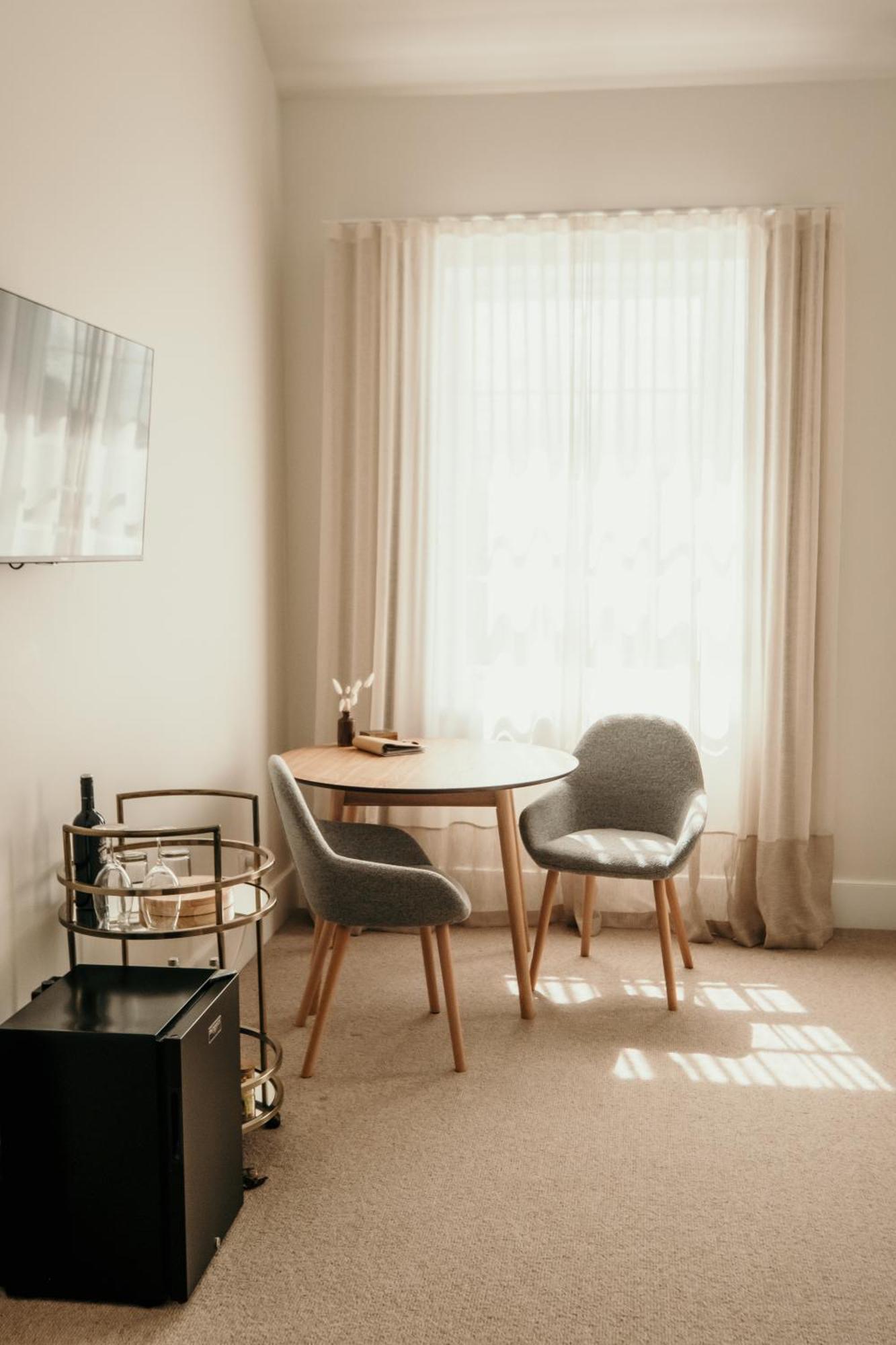 The Oak & Anchor Hotel Port Fairy Exterior foto A room with a table and two chairs