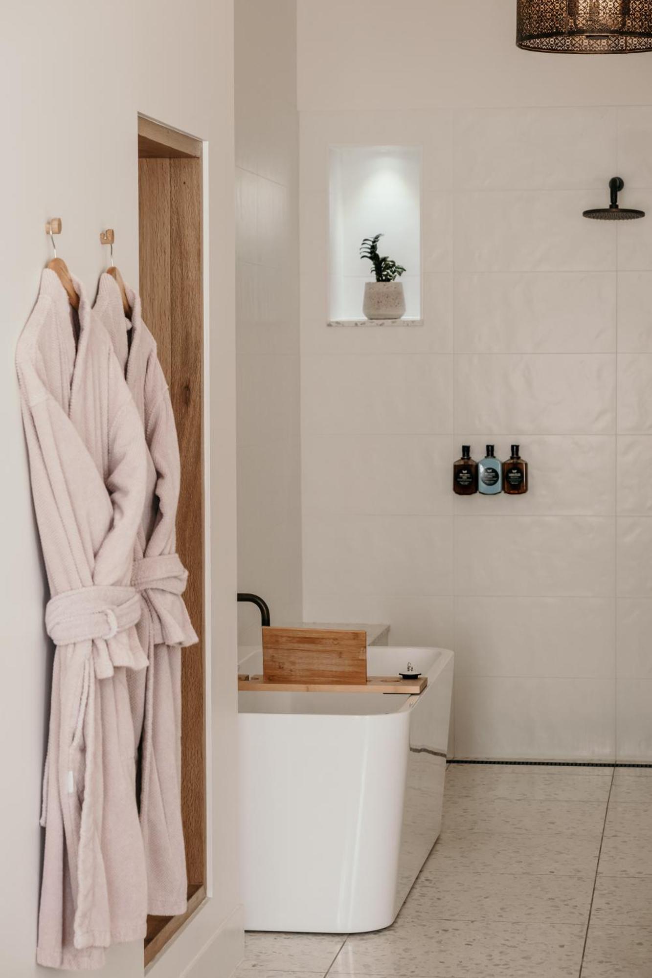 The Oak & Anchor Hotel Port Fairy Exterior foto A bathrobe hanging on a bathroom door