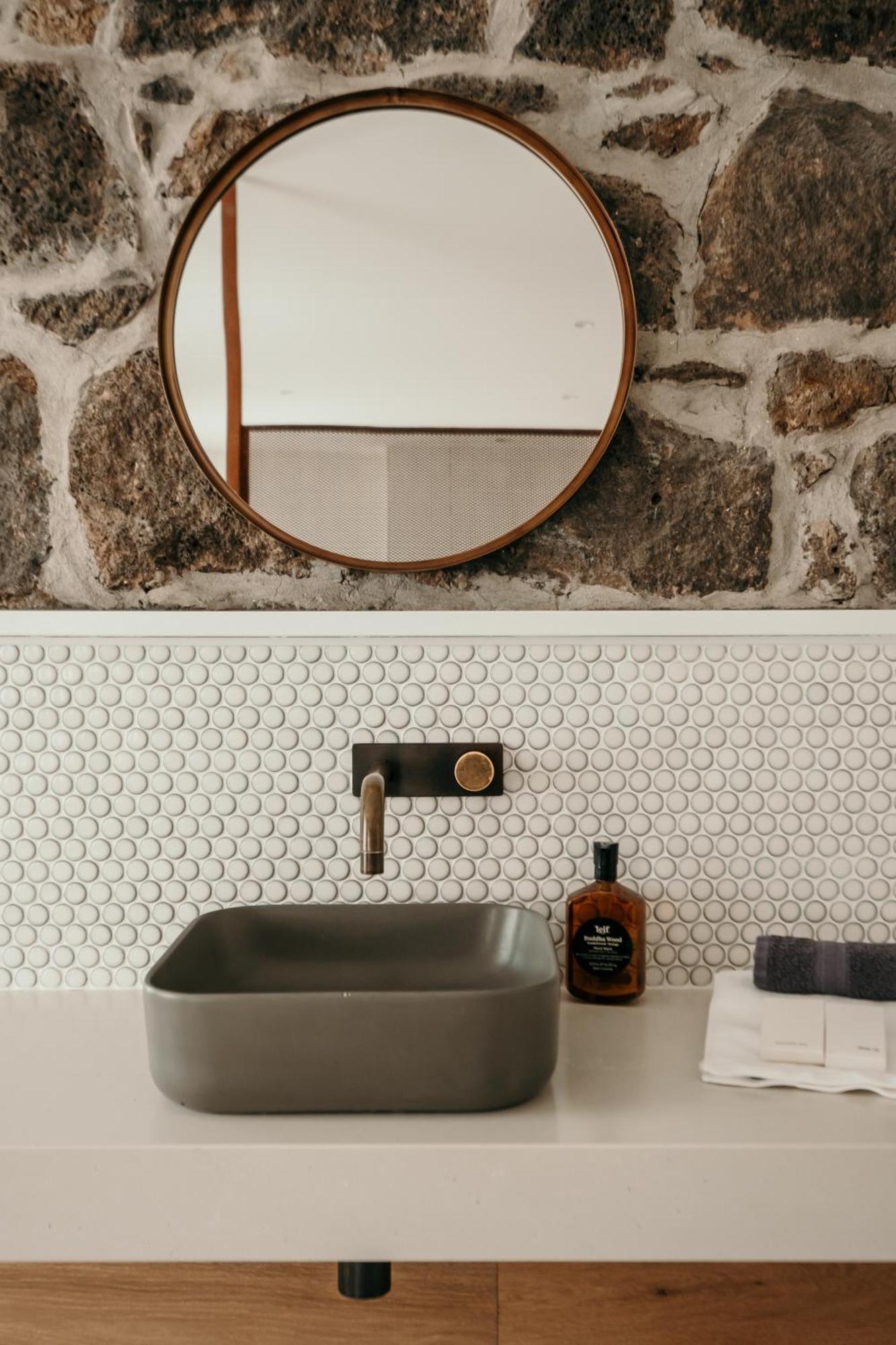 The Oak & Anchor Hotel Port Fairy Exterior foto Bathroom with penny round tiles