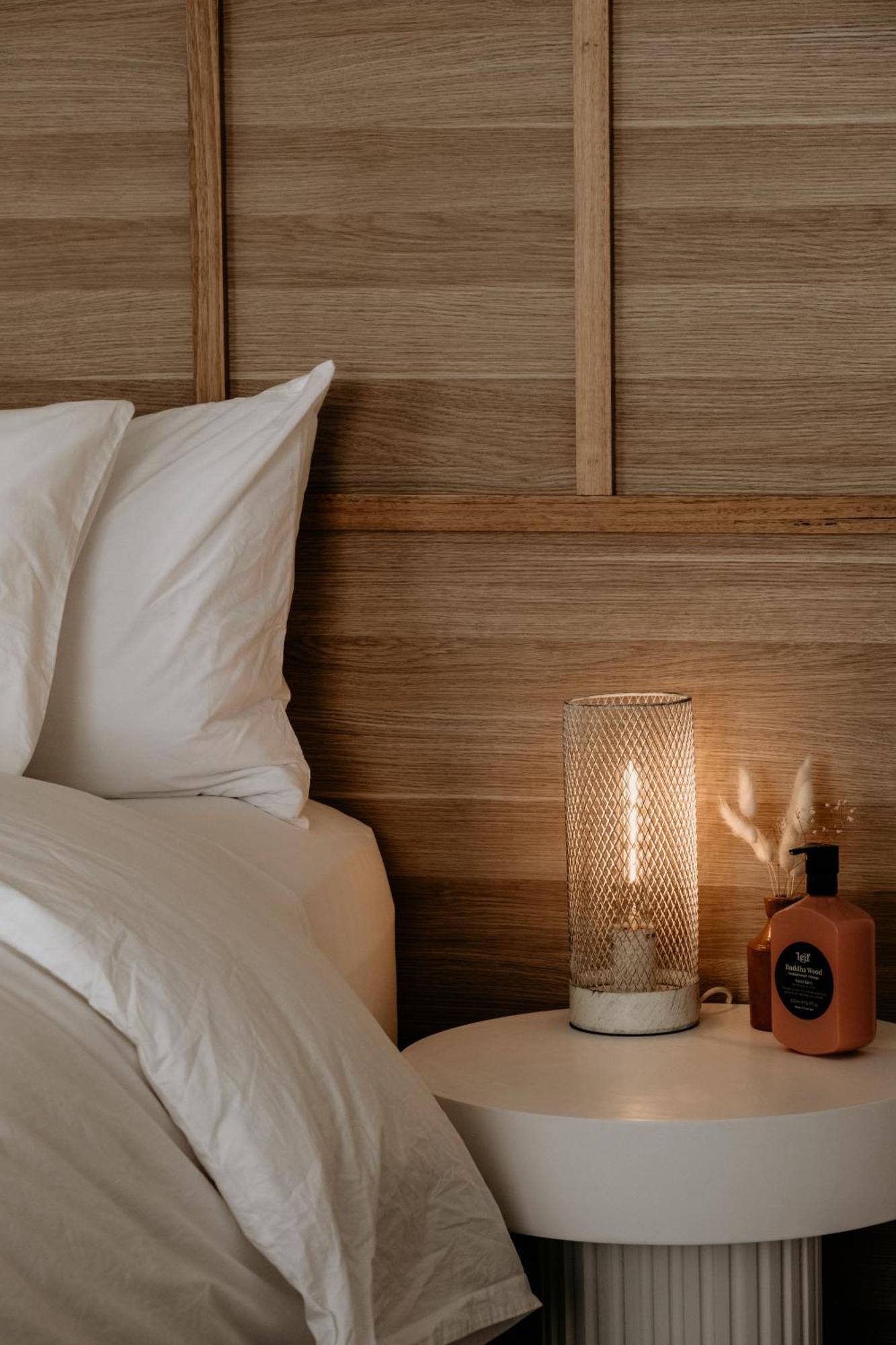 The Oak & Anchor Hotel Port Fairy Exterior foto A lamp on a bedside table