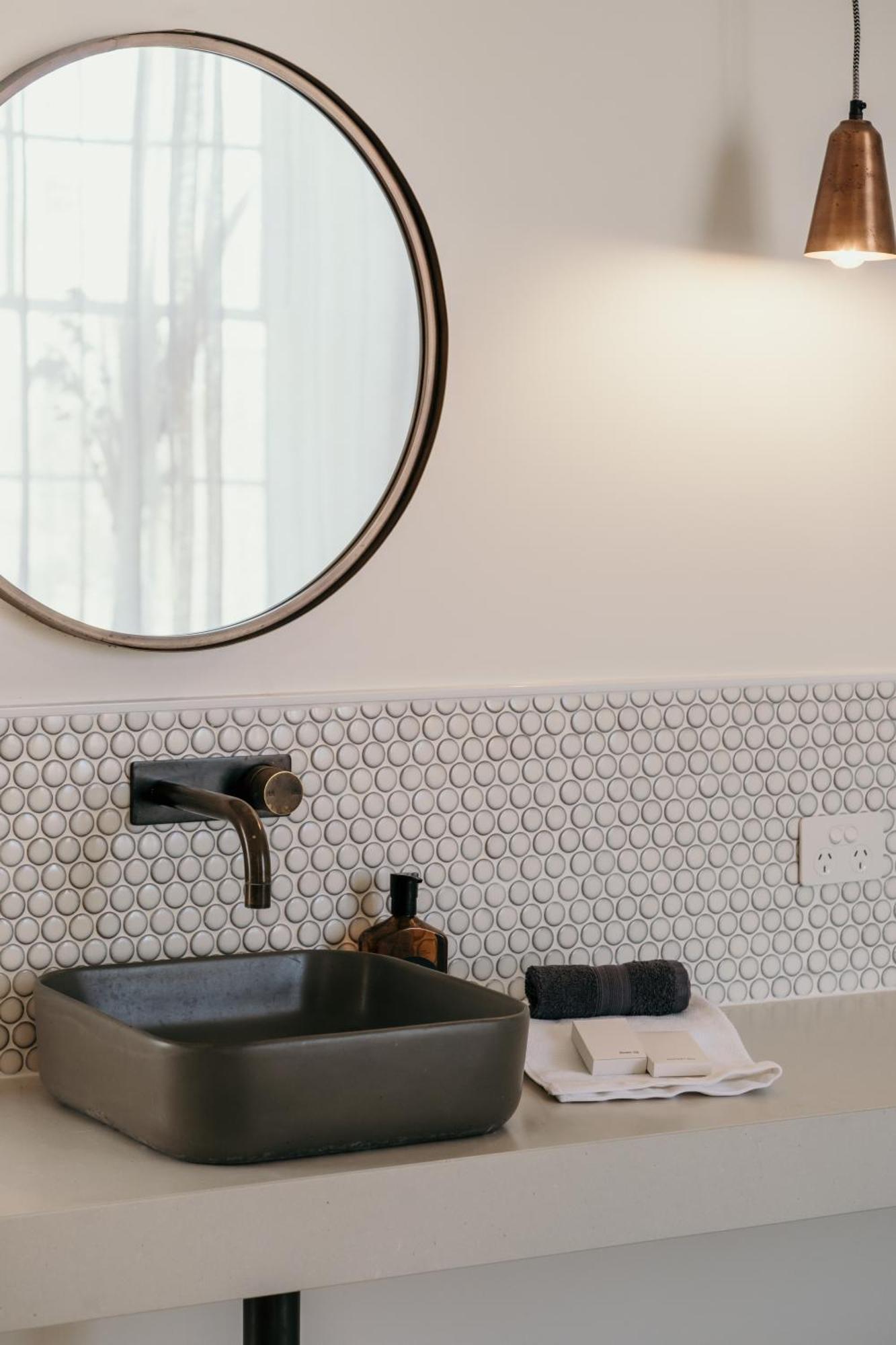The Oak & Anchor Hotel Port Fairy Exterior foto A bathroom with penny round tiles