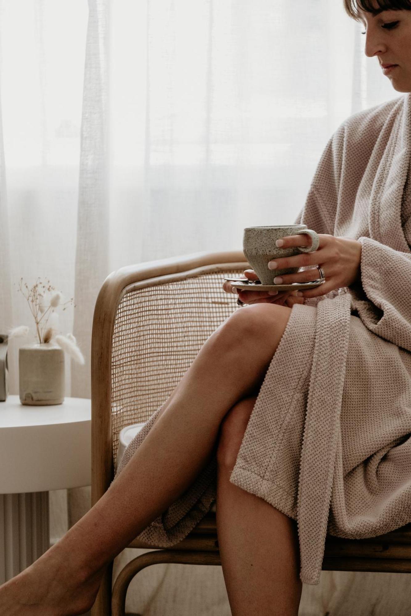 The Oak & Anchor Hotel Port Fairy Exterior foto A woman wearing a bathrobe